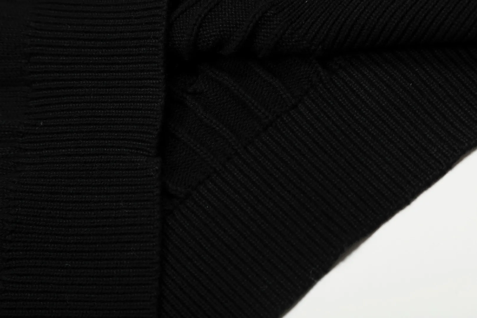 P250 Top quality" Style number: DS862# (not off the shelves all year round) [Ralph Lauren autumn and winter solid color pony embroidery logo knitted POLO lapel sweater] ✅Ralph Lauren Ralph Lauren classic basic lapel POLO same style knitted autumn and winter sweater for men and women ✅Main supplier platform live broadcast Wholesale entity Replenish when out of stock Not off the shelf ✅ZP quality 1:1 version Scan the code to enter the GF website Counter quality ✅Details and quality The only one in Guangzhou Imported high-quality cotton yarn, focusing on high-end, cost-effective, good quality needless to say ✅The version is restored to the original order, the maximum size can be worn up to 190 pounds, loose, comfortable and stress-free ✅The upper body is simple and easy to match, a must-have for men ootd, good-looking clothes are never picky, a must-have recommendation for couples' wardrobes Size: S-XL Color: Black White Gray Khaki Navy Blue White Label Navy Blue Red Label